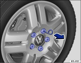 Abdeckkappen der Radschrauben abziehen - Radwechsel - Selbsthilfe -  Volkswagen Golf Betriebsanleitung - Volkswagen Golf